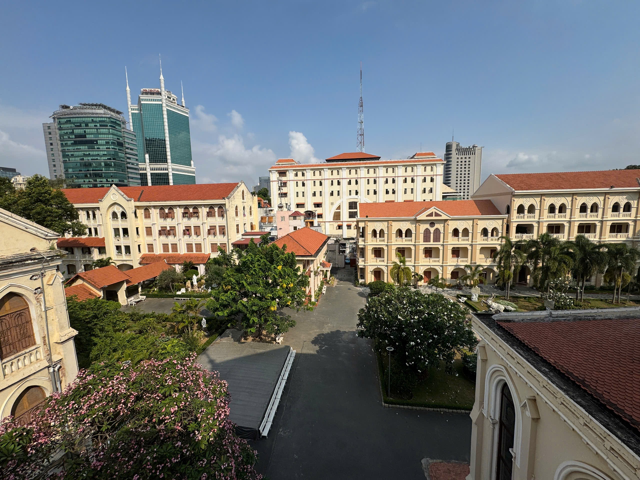 Tu viện cổ  giữa Sài Gòn